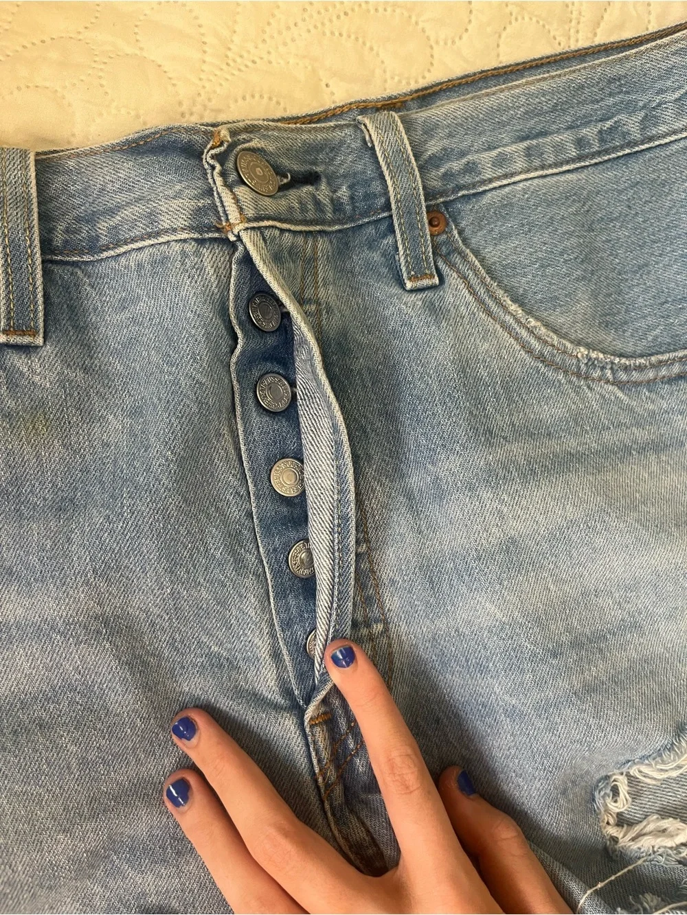 Woman’s High waisted button up Levi’s 501 shorts. Medium wash denim. W32